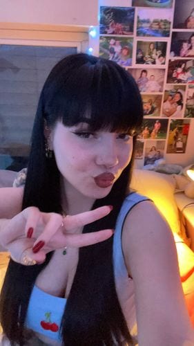 Emily OnlyFans fiatal 4
